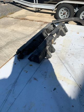 Both style of fuel rails for 502 mpi 1 for small injectors one for large