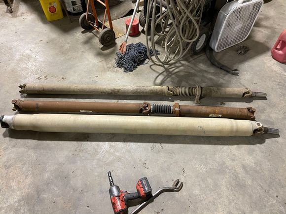 Top: 2000 Chevy eclb 2500 auto 4x4 shaft with semi float 14 bolt
Middle: 2005 Chevy rclb 2500hd manual 2wd full float 14 bolt
Bottom: 2006 Chevy eclb 2500hd auto 4x4 full float 14 bolt

