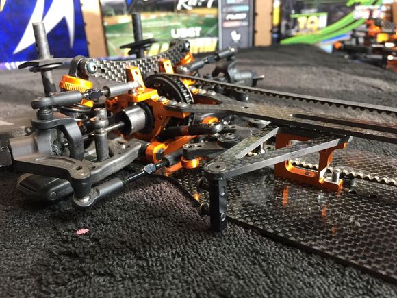 Servo mount modification for optional in-line chassis brace