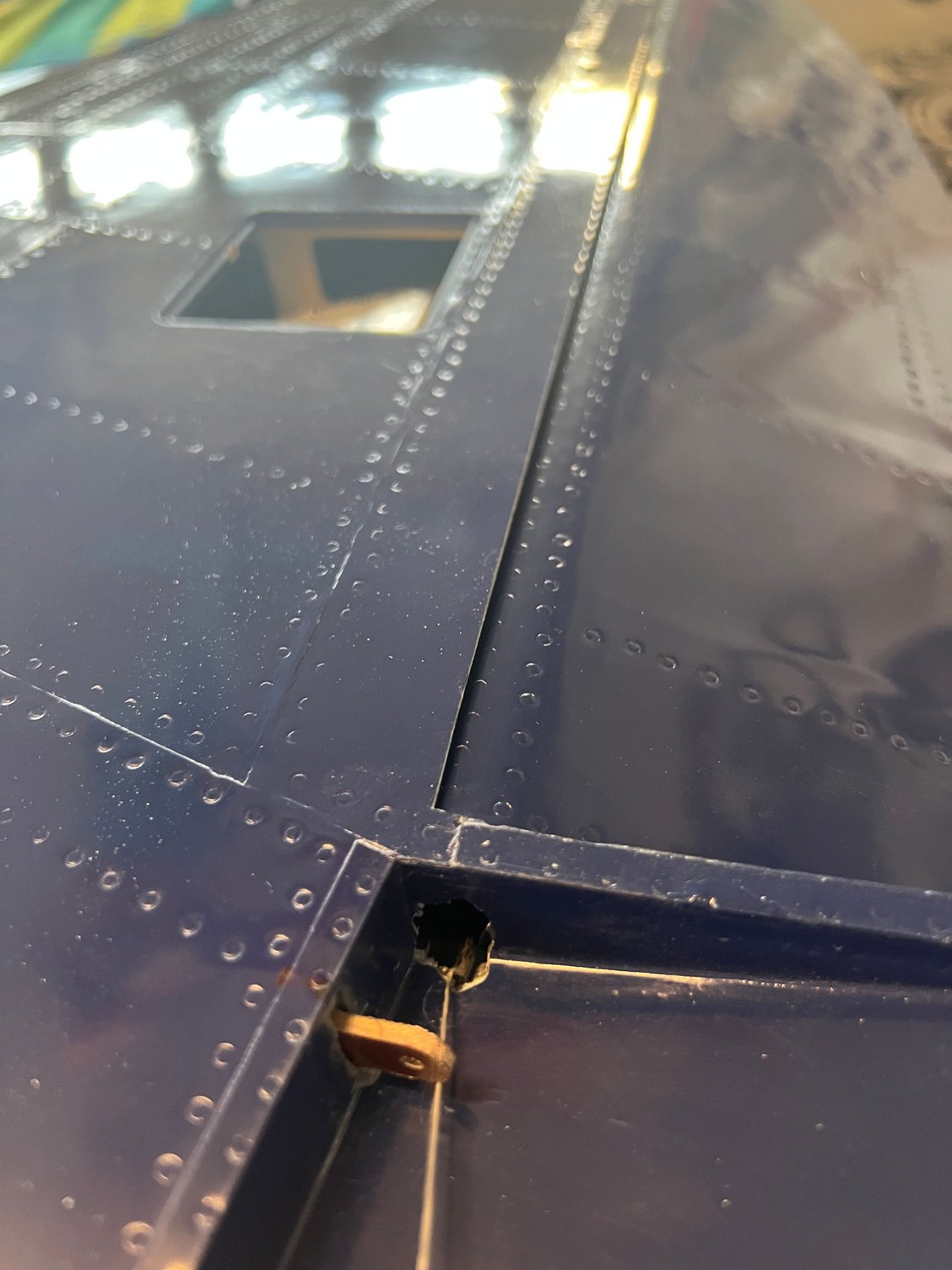 Dental floss ready to pull on to remove axle after cure