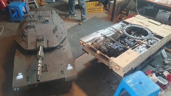 MERKAVA tank that finished commissioning has been moved to the workshop. Size is being compared to K2 waiting to upgrade.