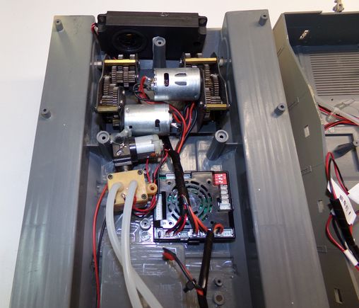 Close up of the electronics.  They look similar to a Taigan MFU.  Shows the ability to hook up a hobby grade transmitter, but uses what looks to be a Molex connection for that and not a standard servo type cable.