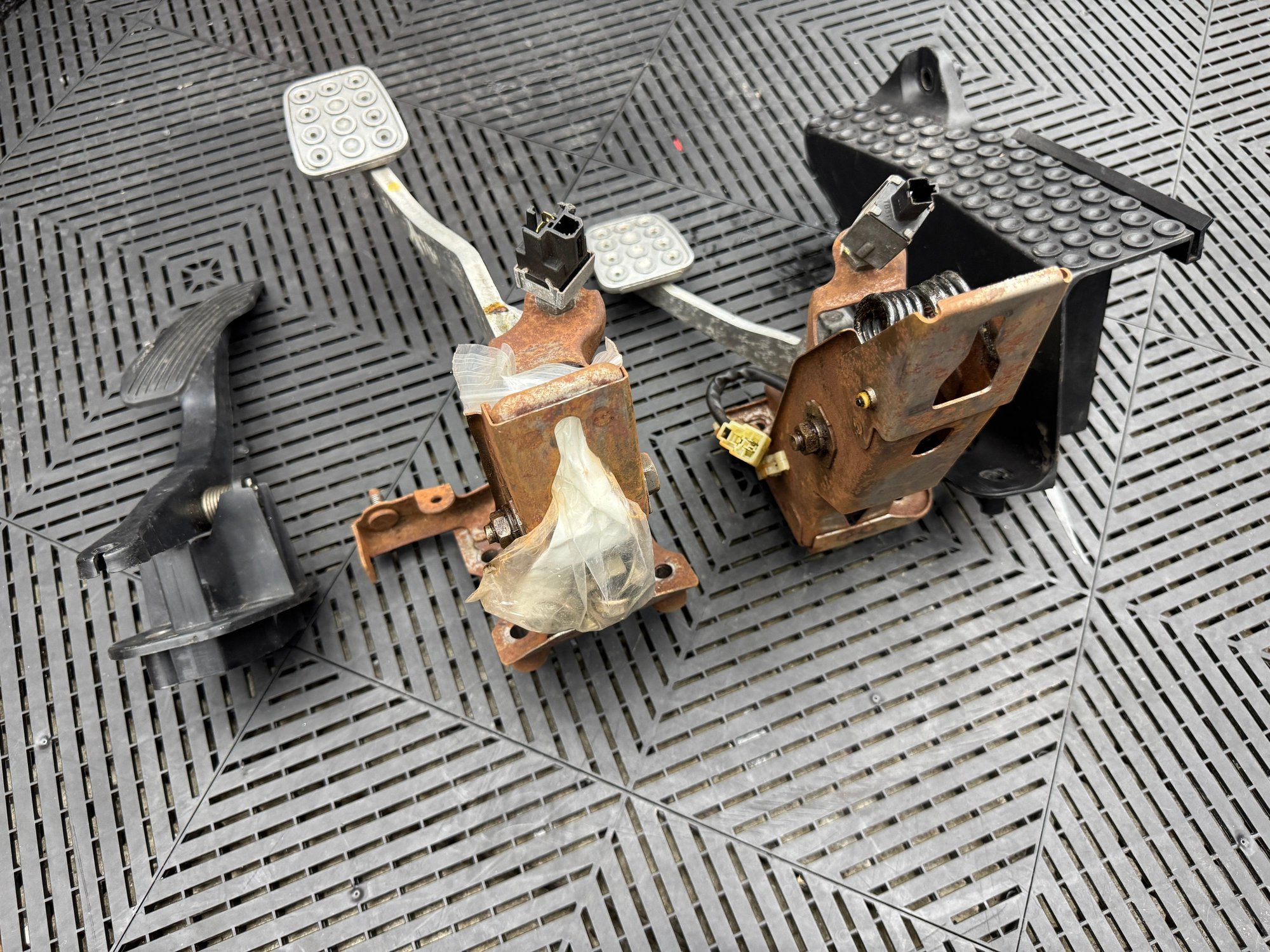 Interior/Upholstery - Complete LHD Pedal Set - Used - 1992 to 2002 Mazda RX-7 - Birmingham, MI 48323, United States