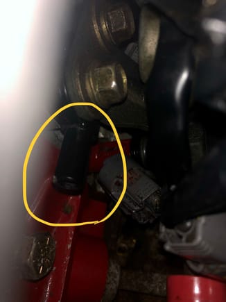 Missing hose on oil injector