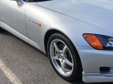 Uses OEM centercaps and acorn lugnuts.