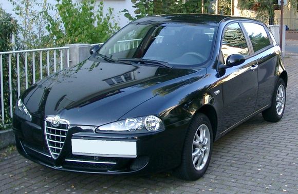 Alfa_Romeo_147_front_20071007.jpg