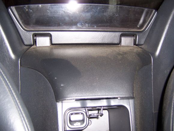 S2000 01 secret compartment and wind screen.JPG