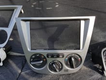 stereo surround including hvac switches   £10