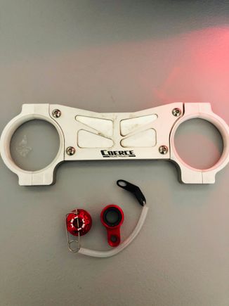 And finally my Coerce fork brace, shifter brace bushing, and race boy looking oil cap.  😂😜