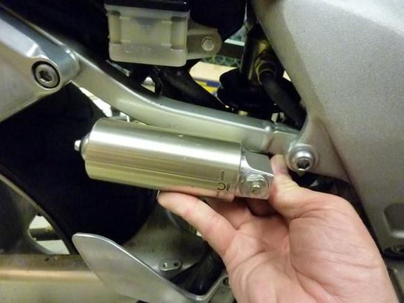 Mounting remote reservoir for F4i shock