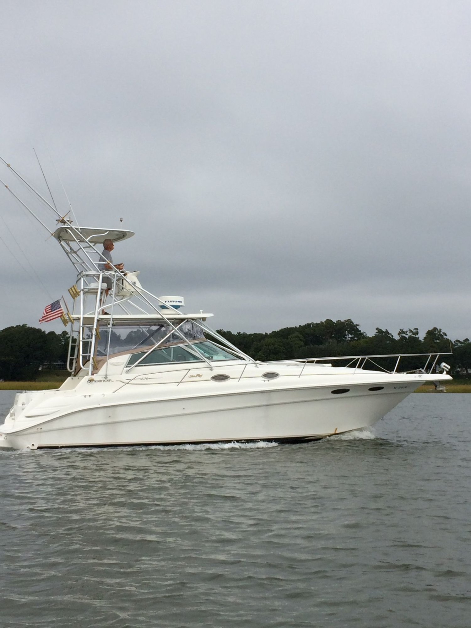 Sea Ray Sundancer w/fishing tower 33ft with 2 (40hr) 8.1 Mercruisers