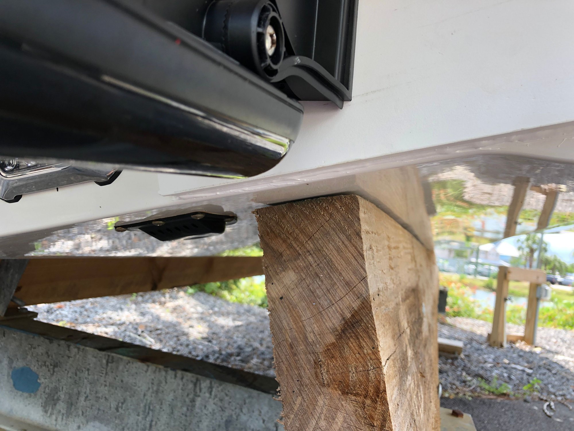 Sidescan transducer location on Contender 25 Bay (stepped hull) The