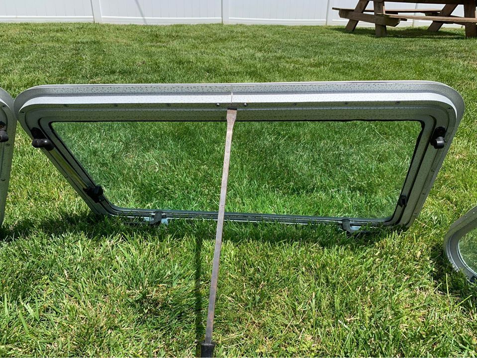 Full Set of Parker Pilot House Windows (Most Likely from 2520 XE or