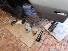 Front struts finally came, time to get back "down under"  I was getting used to the gravy work on the interior!!