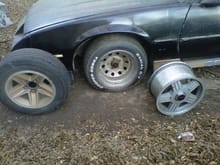 WHEELS ON CAR DO NOT GO WITH IT. 
GOLD 5-STARS GO WITH.
'92 IROC 16&quot; RIMS CAN GO WITH TO SWEET'N THE DEAL.