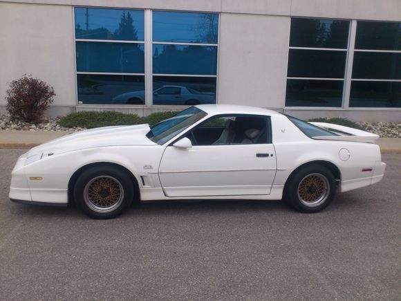i finally manned up and threw on the aero-wing...goodbye giant bookshelf heritage camaro wing,hello aero.now its time for the big sleep,snow soon !!!