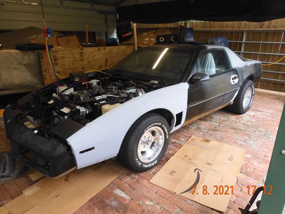 Blocked the fenders on the table, a recommendation from the "save the back foundation", nice to see it all one color again.