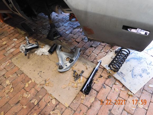 Front struts finally came, time to get back "down under"  I was getting used to the gravy work on the interior!!