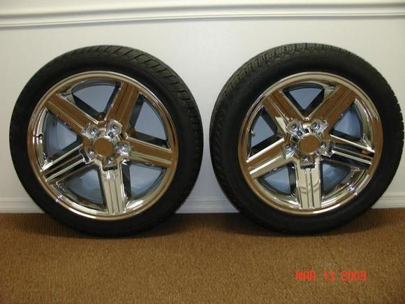 4 x Continental ContiExtremeContact 
Ultra high performance / all season
Plus 2 rear 245 x 40ZR18 - Left
Plus 1 front 245 x 45ZR17 - Right
Bolt pattern5x4.75(120.65mm) 
Nitrogen charged, Hunter roadforce balanced.
Vehicle mount pending