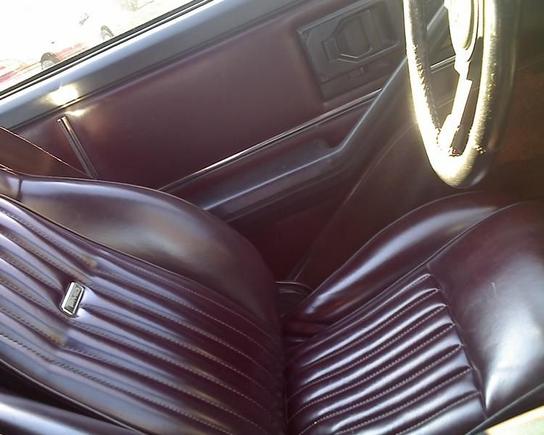 driver side seat basicaly mint no rips or holes