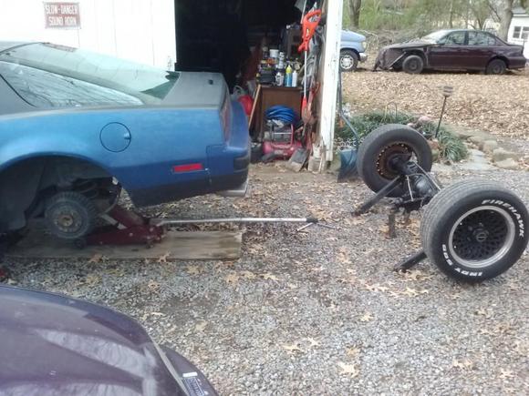 9bolt going in!
3:45 and discs added
10bolt out!
2:73 and drums!