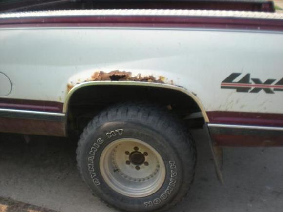 driver side bed with a little rust not too bad and what apears to be a scratch and dent from a tree branch or some one keyed it