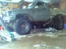 just cranked up the torsion bars up front and put lift shackles on the back about 2.5 inches of lift