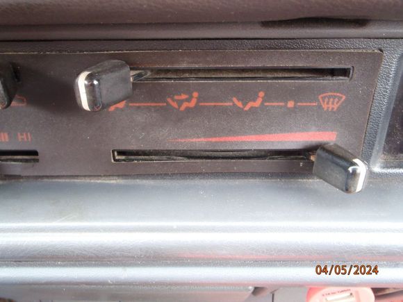 close-up of the settings (note the "pip" for the heat/defrost blend