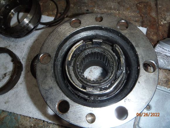 the underside of the outer locking hub body.  note the alignment here.  the knockout pin recesses noted by the FSM are visible at 12 and 6 o'clock.  the hub engagement parts are aligned at 12 o'clock, with the tab centered in the gap