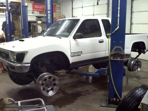 Toyo 33 on lift