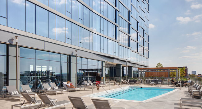 The fourth-floor amenity suite at Aspire offers access to a lushly landscaped, resort-style roof terrace with a sun deck, cabanas, grilling stations, swimming pool, lounge seating and city views.