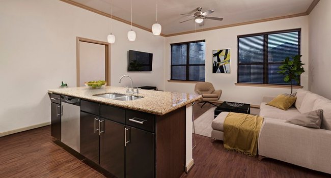 Camden Travis Street 60 Reviews Houston Tx Apartments For Rent Apartmentratings C