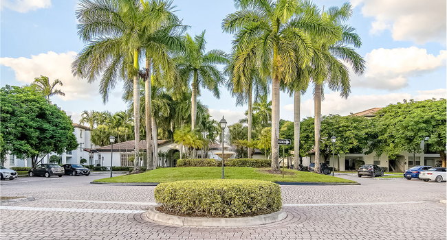 Our community is located in the heart of Pembroke Pines, minutes from the areaÃ¢â‚¬â„¢s best restaurants, retailers and entertainment venues.