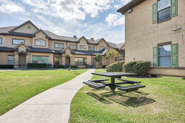 Champion Townhomes on the Green - 24 Reviews | Houston, TX Apartments